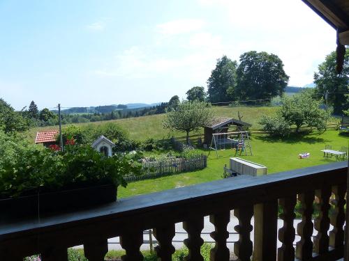 Aussicht vom Balkon auf Garten und Spielplatz