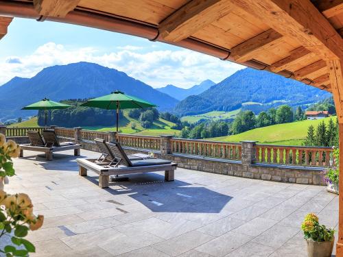 Almlounge mit Bergblick