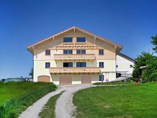 Stadlerhof-Sommer-Blick-auf-Fewo_2025