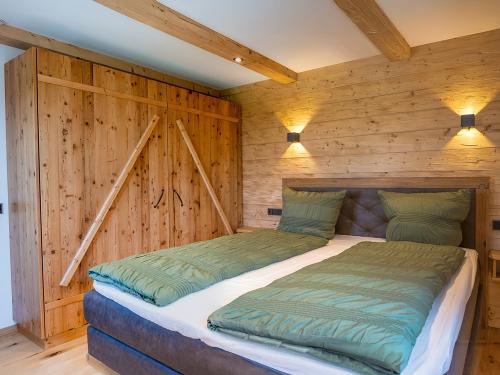 Schlafzimmer-Ferienwohnung-Bergblick-Stadlerhof-Waginger-See