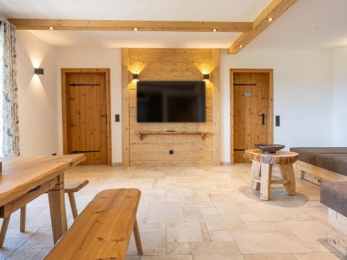 Wohnbereich-TV-Ferienwohnung-Bergblick-Stadlerhof-Waginger-See