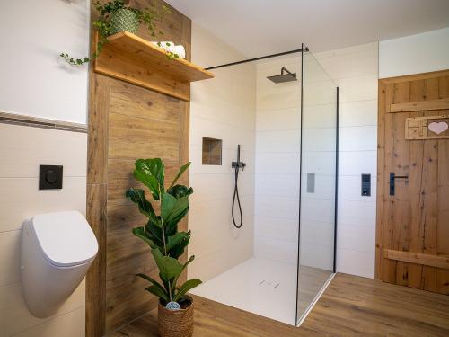 Badezimmer-Dusche-Pissoir-Ferienwohnung-Alpenblick-Stadlerhof-Waginger-See