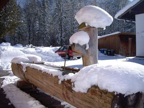 Wassertrog vor dem Haus