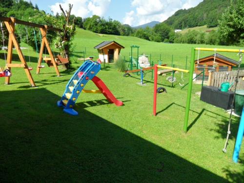 Spielplatz mit Freigehege