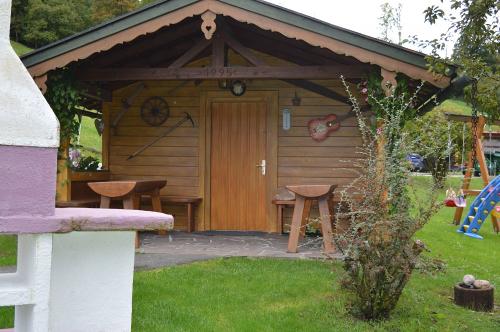 Gartenlaube mit Grill