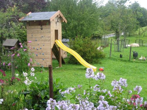 Spielhäuschen mit Rutsche