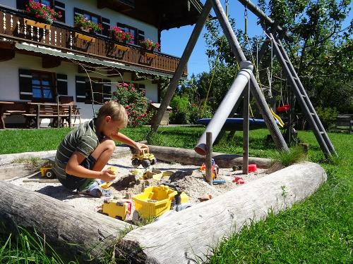 der Sandkasten gefällt den Kindern