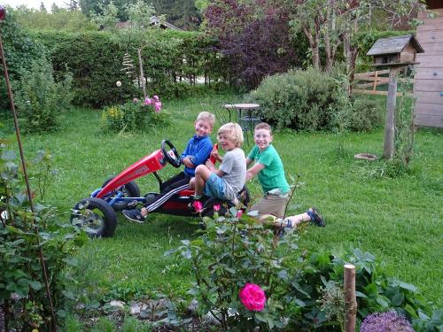 viel Spaß haben die Kinder mit dem Kettcar