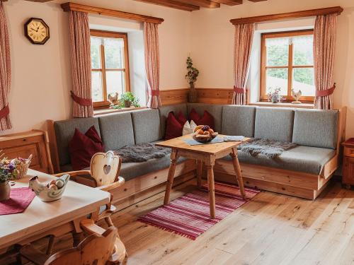 Wohnküche mit gemütlichem Sofa und großem Südbalkon