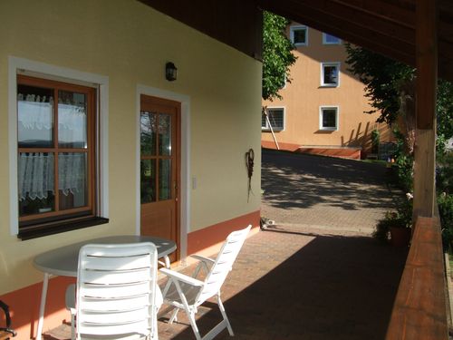 überdachte Terasse vor den Ferienwohnungen überdachte Terasse vor den Ferienwohnungen