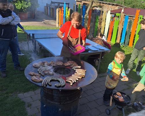 Grillabend mit Gästen auf unserem besonderm Grill
