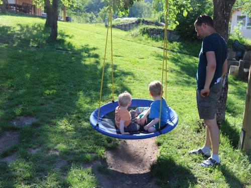 Papa! Schubs uns bitte an! Schneller! :) Papa! Schubs uns bitte an! Schneller! :)