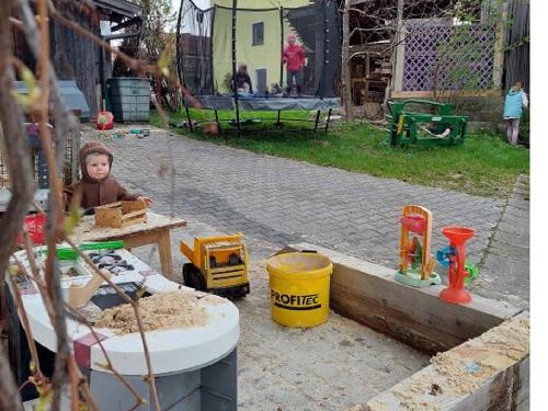 Spielküche und Trampolin