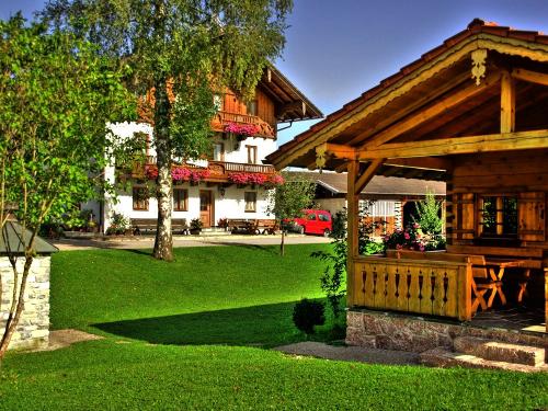 Spielwiese mit Gartenlaube