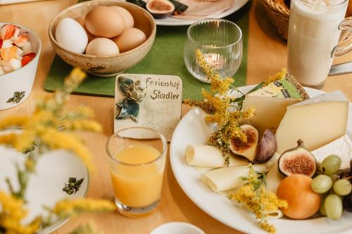 btl_Frühstücksraum gedeckter Frühstückstisch Orangensaft Stadler-Hof Großgundertshausen