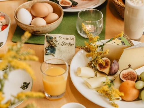 btl_Frühstücksraum gedeckter Frühstückstisch Orangensaft Stadler-Hof Großgundertshausen