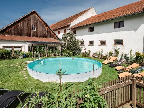 Garten mit Pool und Liegefläche Garten mit Pool und Liegefläche