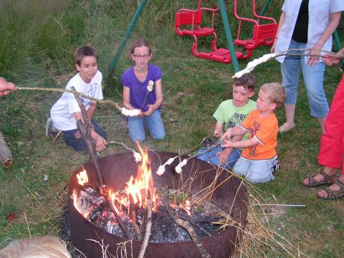 Stockbrot am Lagerfeuer Stockbrot am Lagerfeuer
