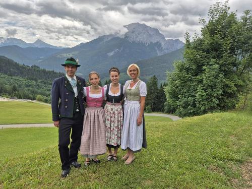 Gastgeberfamilie Christa und Peter mit Lena und Anna
