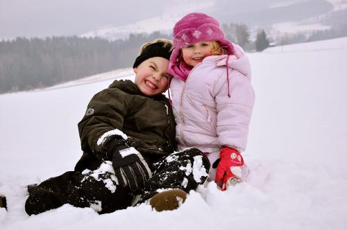Kinder beim Schneetoben im Winter