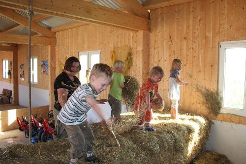 Kinder im Heu