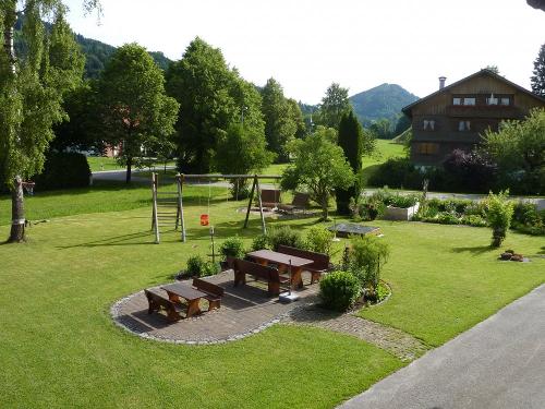 Unser grosser Garten mit Spielmöglichkeiten