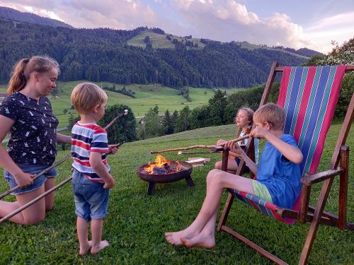 Und abends gibts Würstchen oder Stockbrot