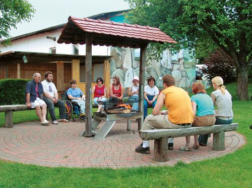 Unsere Grillstelle mit überdachter Sitzgelegenheit