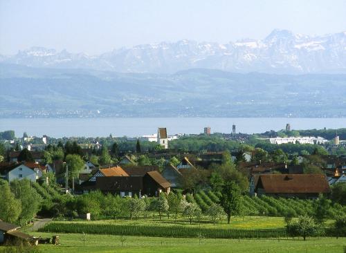 Blick über Ailingen, dem Bodensee in die Schweizer Alpen