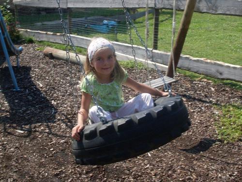 Kind in Reifenschaukel