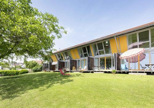 9358-haus-front-baum