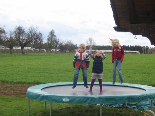 Trampolinspaß für Kinder