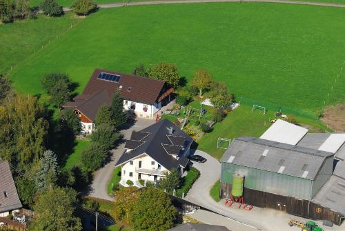 Unser Hof mit Stallgebäude