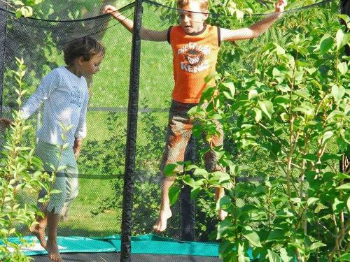 Beim springen auf dem Trampolin