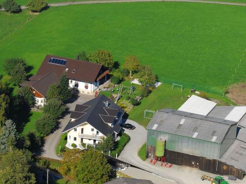 Unser Hof mit Stallgebäude