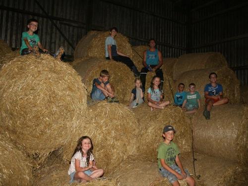 Beim Toben im Heu mit Bäuerin Susanne und Bauer Anton