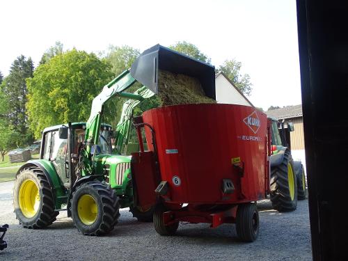 Befüllen des Futtermischwagens Befüllen des Futtermischwagens