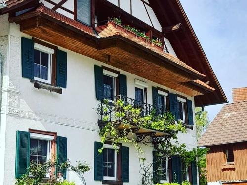 Ferienhof Bentele mit Ferienhaus im Hintergrund