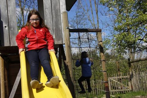 Spielplatz mit Rutsche, Sandkasten und Schaukel