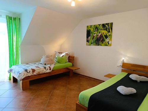 Ferienwohnung Brennerstüble - liebevoll eingerichtetes Zweibettzimmer