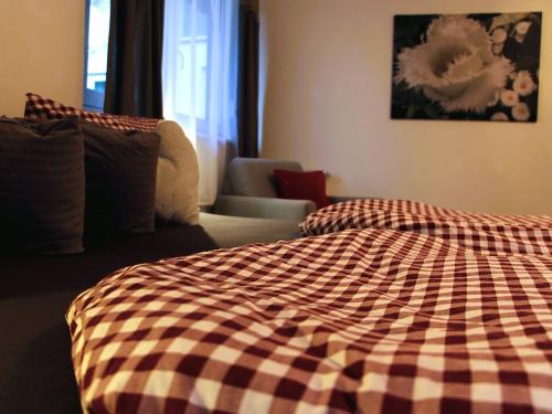 Liebevoll bezogenes Doppelschlafzimmer mit Zugang zum Balkon