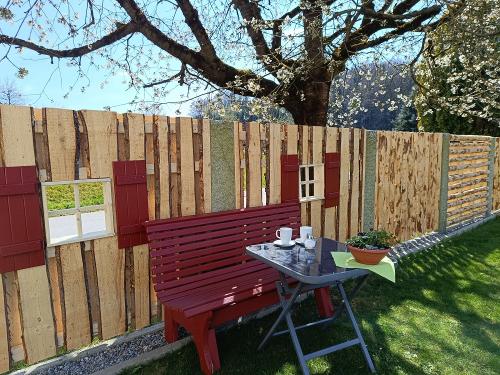 Lauschiges Plätzchen am Schwimmteich im Schatten von unserem Kirschbaum