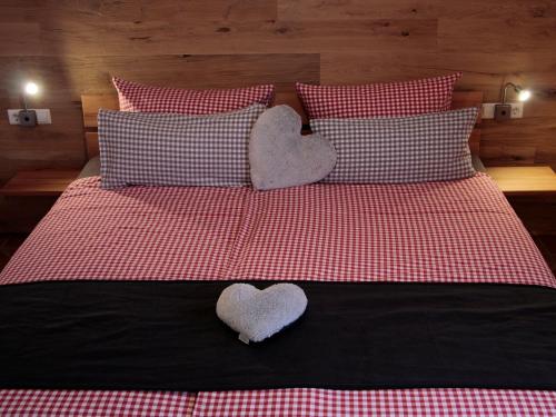 Fewo Katharina mit einem Doppelschlafzimmer mit Echtholzmöbeln ausgestattet