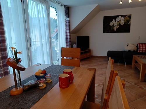 Essbereich Fewo Holzschöpfle - ansprechend mit Echtholzmöbeln ausgestattet