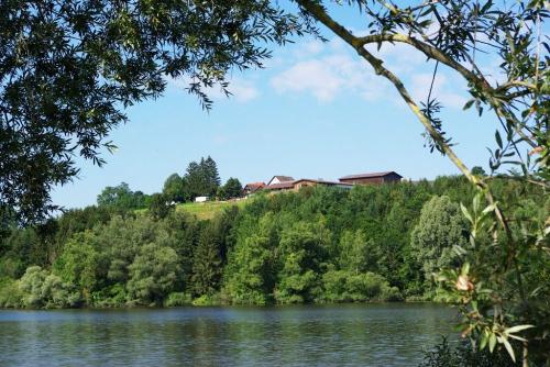 Der Ferienhof vom Stausee aus