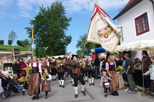 Brauchtumsumzug in unserem Dorf