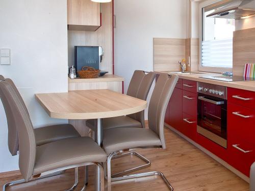 Farblich gestalteter Wohn-Essbereich