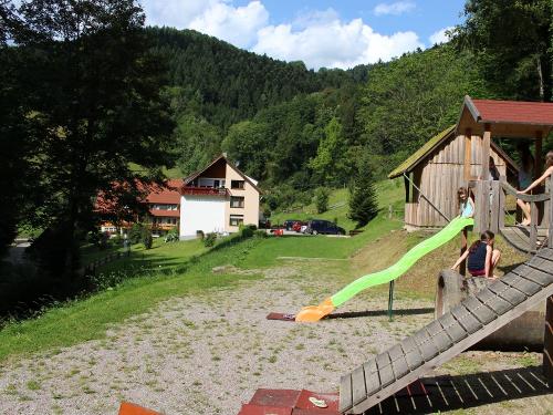 spielplatzmitblickaufferienhaus