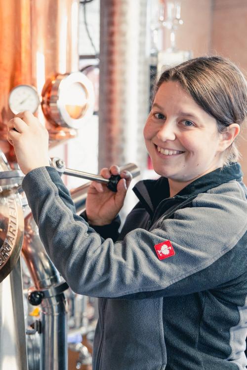 Verena beim Schnapsbrennen