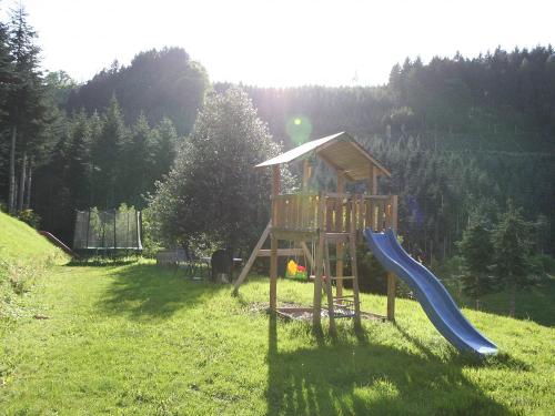 Spielplatz mit Spielhaus, Rutsche, Schaukeln, Sandkasten und Riesentrampolin